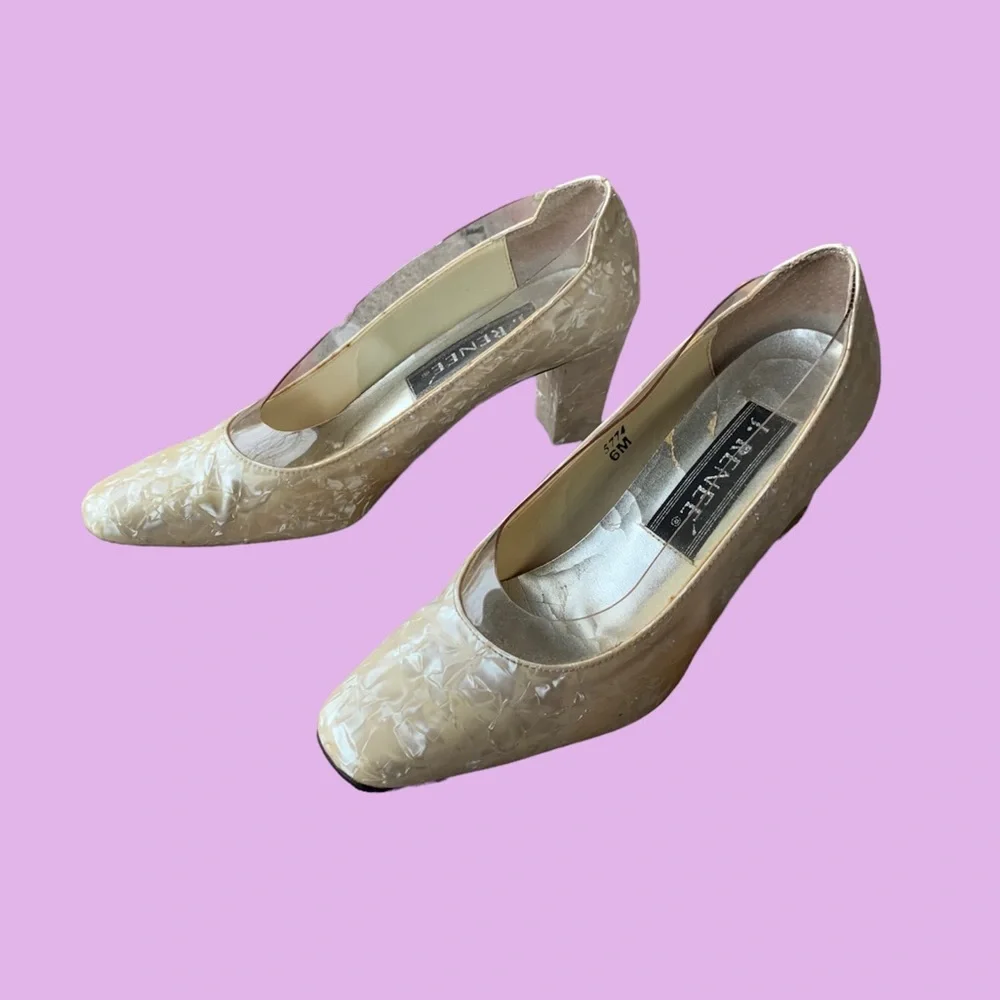 VINTAGE‎ CREAM PEARLESCENT MARBLE PUMPS